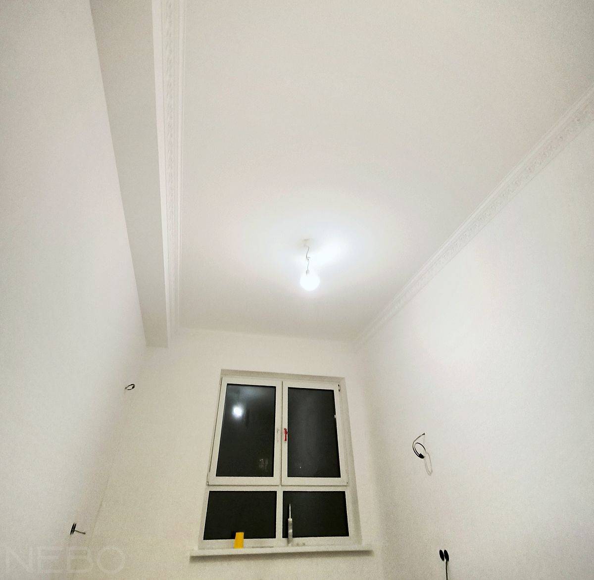 Монтаж потолочных карнизов и подготовка поверхностей под чистовую отделку