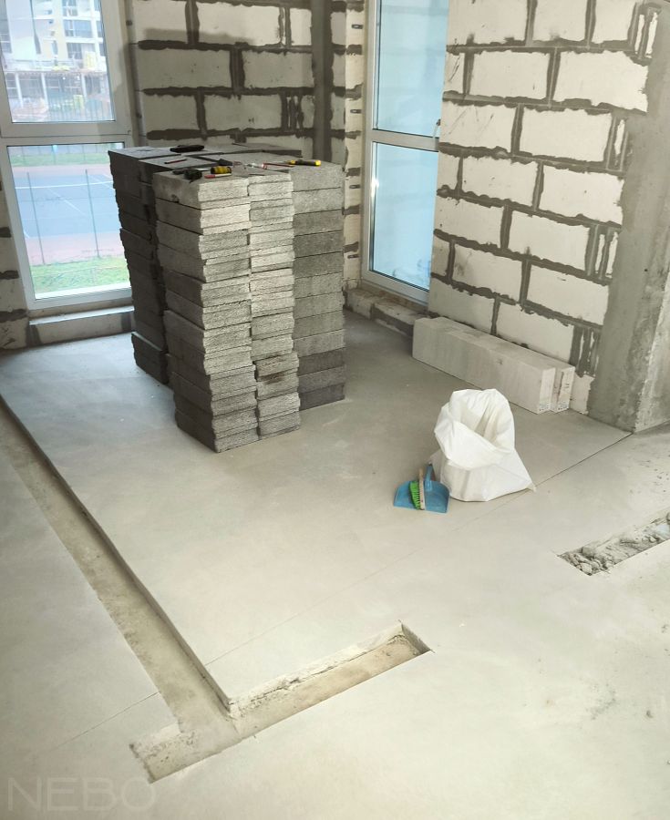 Разметка контуров стен и подготовка основания для возведения перегородок в квартире