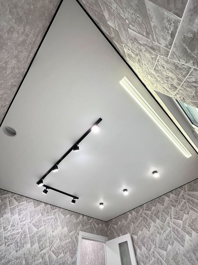 Натяжной потолок для кухни 9 м.кв. со спотами, трековым освещением и карнизом с подсветкой