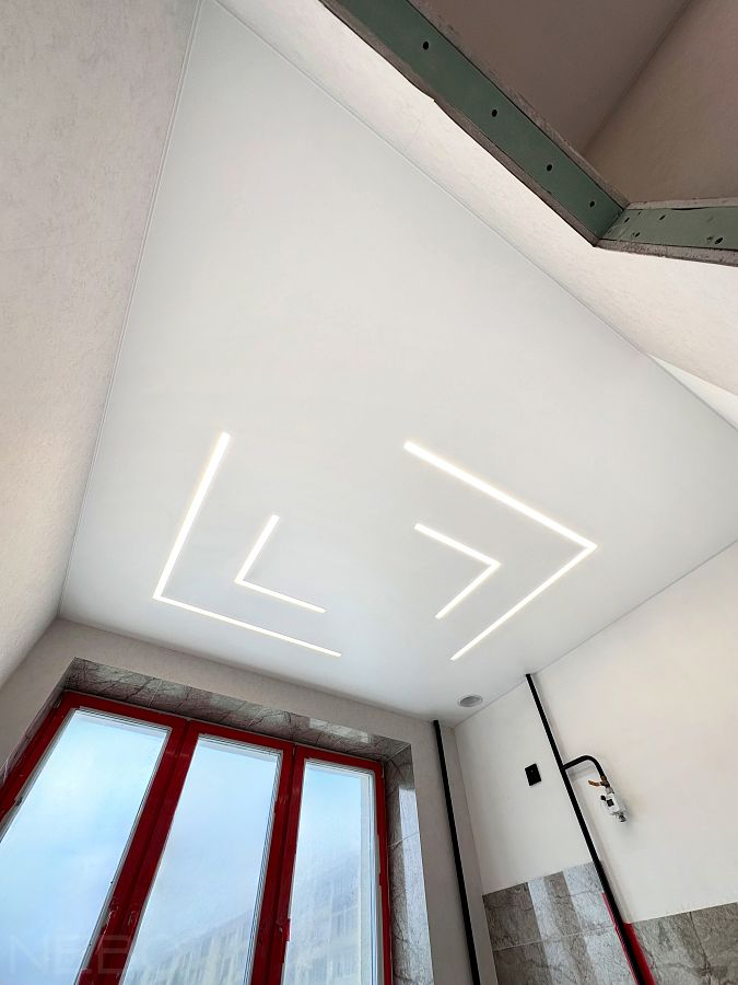 Натяжной потолок со встроенными световыми линиями с черным экраном для кухни