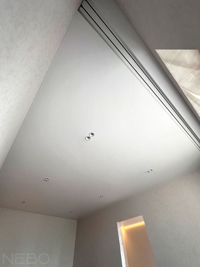 Классический белый матовый натяжной потолок с карнизом с RGB-подсветкой в спальню