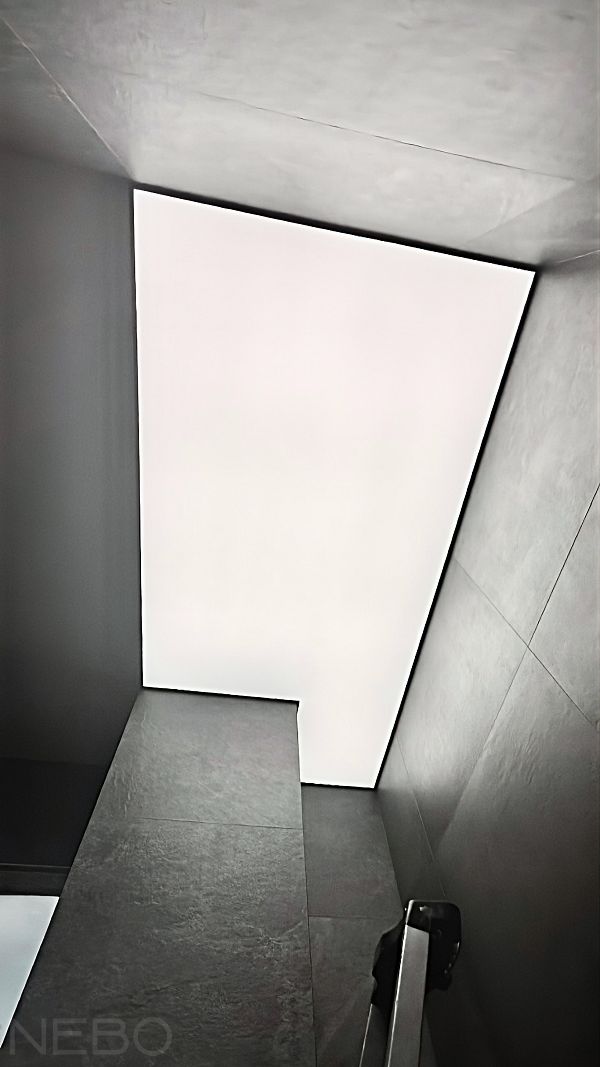 Световое окно в натяжном потолке в санузле