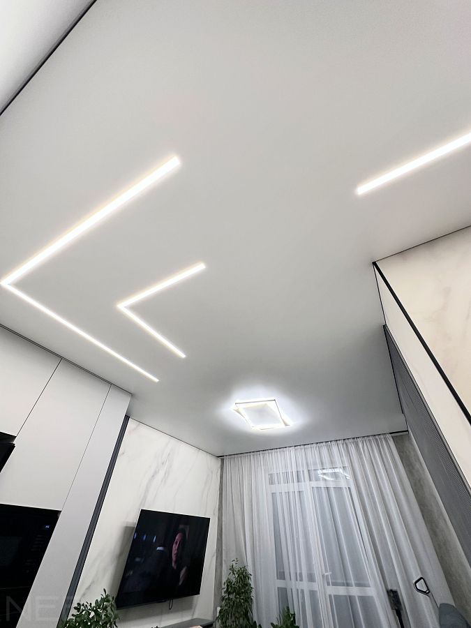 Теневой натяжной потолок для кухни-гостиной и коридора входной группы с различными видами освещения