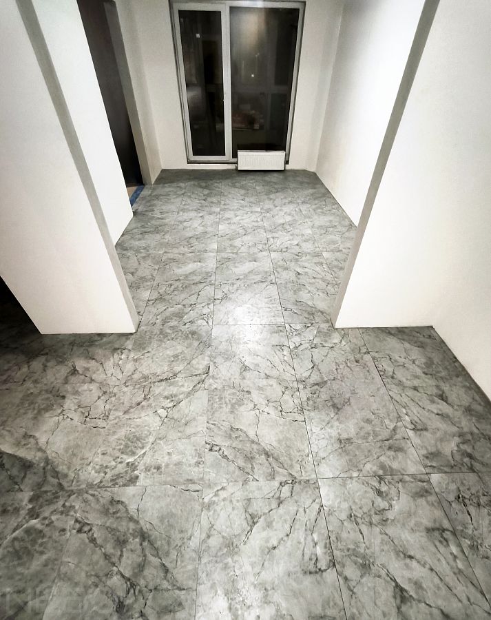 Укладка напольного керамогранита под мрамор в коммерческом помещении