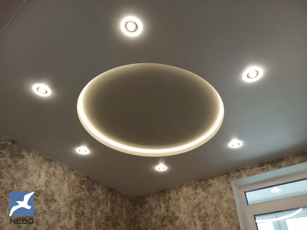 Двухуровневый потолок с подсветкой в гостиной 12 м²