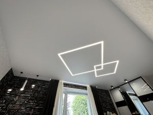 Натяжной потолок со световыми линиями и скрытым карнизом с LED-подсветкой