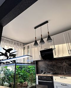 Матовый белый потолок с черными кантом-заглушкой по периметру и карнизом на кухне в частном доме