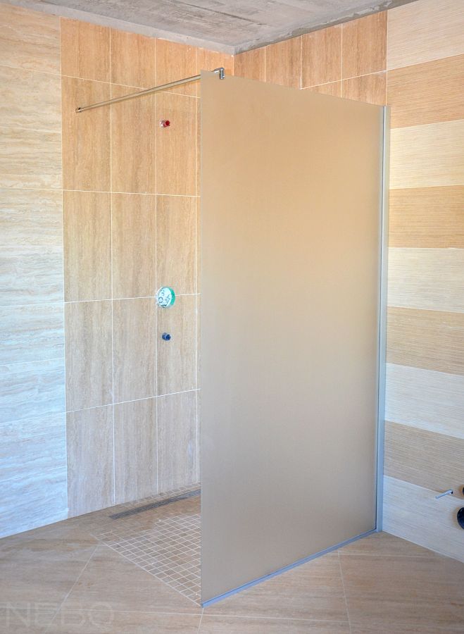 Душевая перегородка из матового осветленного стекла с установкой на пол без порога в частном доме