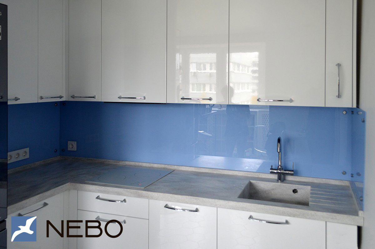 Скинали из закаленного стекла с окраской в стальной-синий цвет для кухни белого цвета со светло-серой каменной столешницей