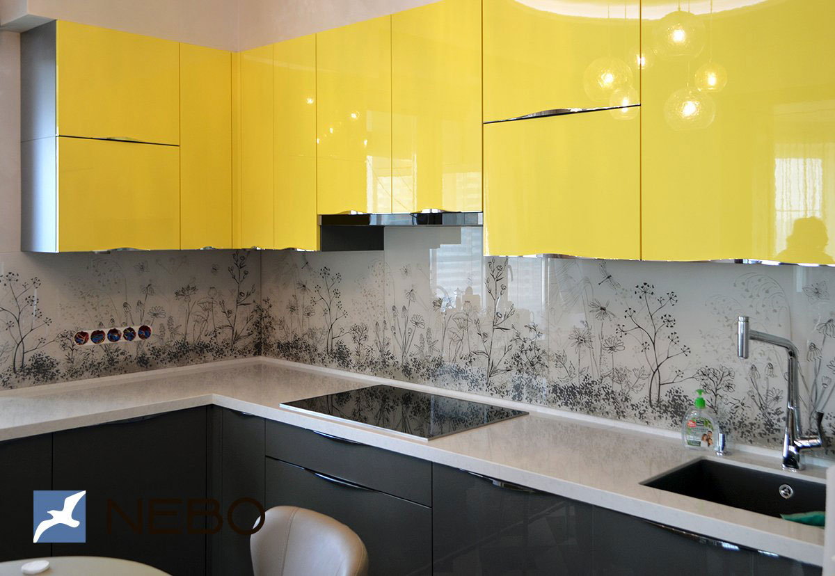 Скинали с изображением полевых цветов на бежевом фоне в графическом стиле для кухни с темным низом и желтыми верхними ящиками 