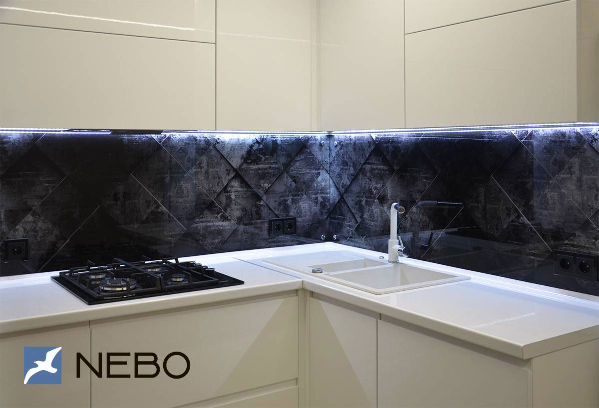 Белая кухня со скинали из закаленного стекла с черной и визуально рельефной 3D-плиткой в гранж стиле