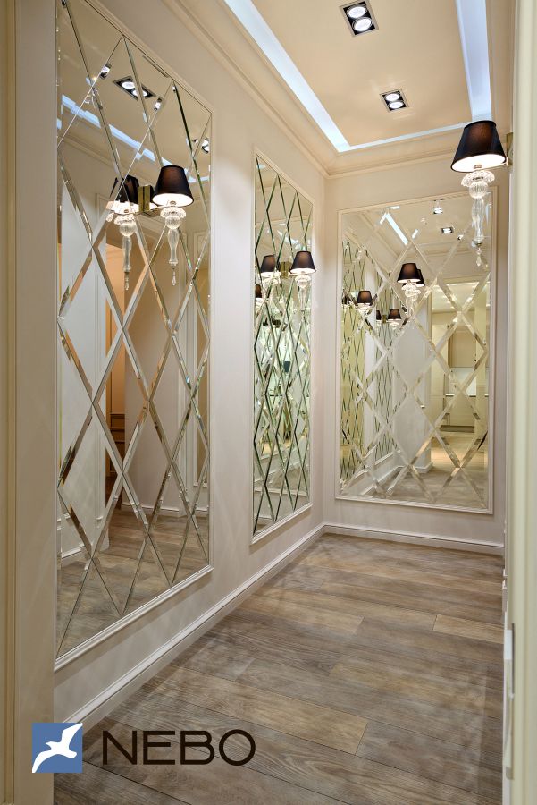 Зеркальные панно между молдингов с настенными светильниками в коридоре
