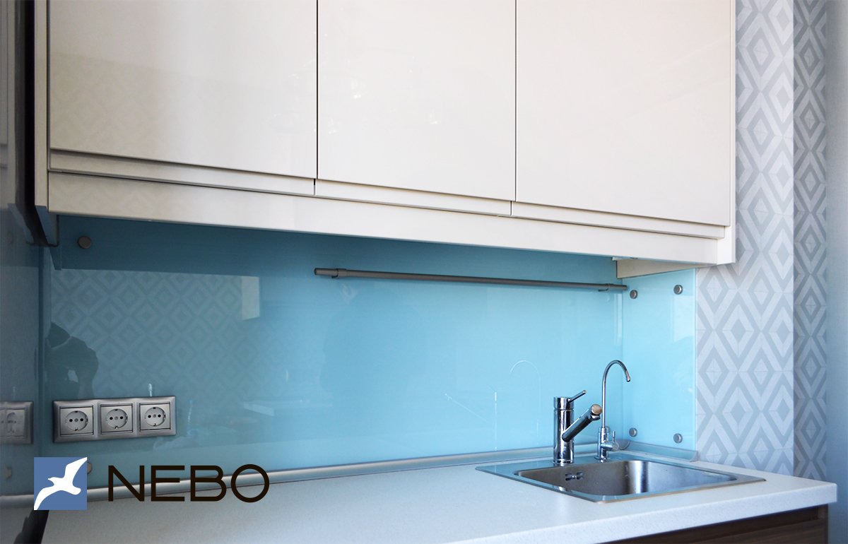 Светло-голубой фартук для кухни из закаленного жаропрочного стекла