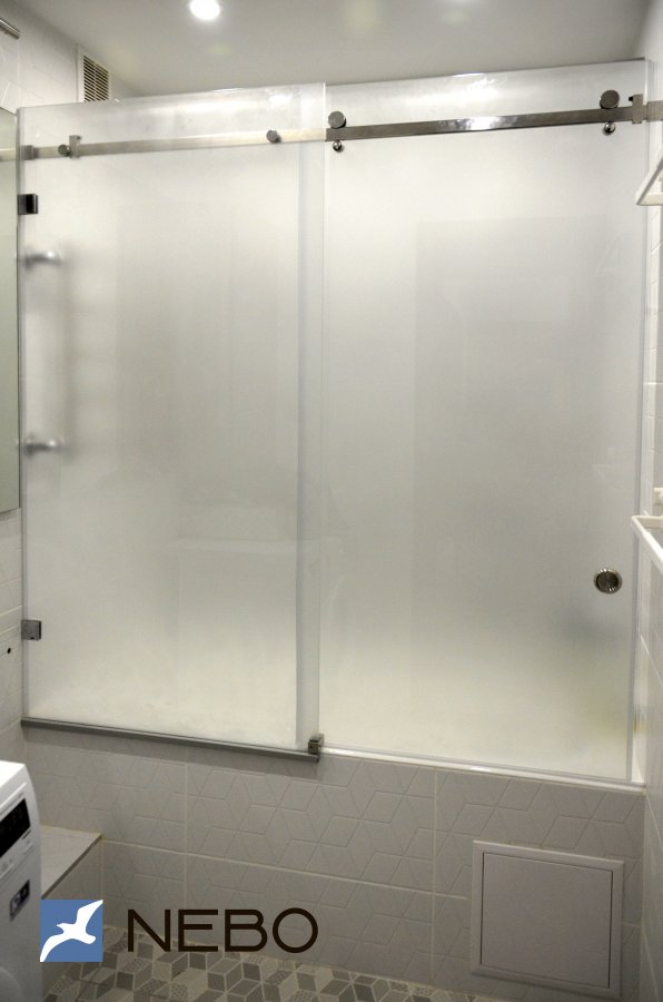 Раздвижная душевая шторка из матового стекла на ванну с одной дверью