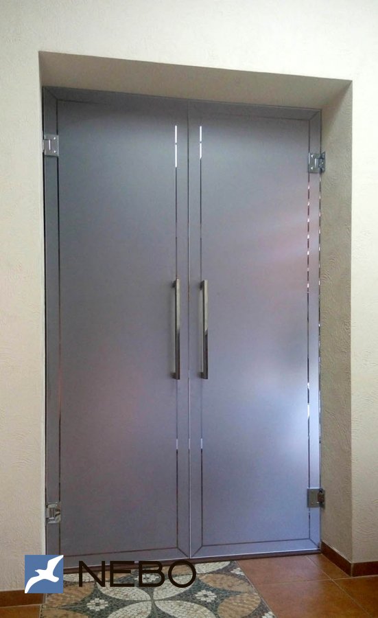 Две цельностеклянные распашные двери с пескоструйной обработкой в коммерческом помещении