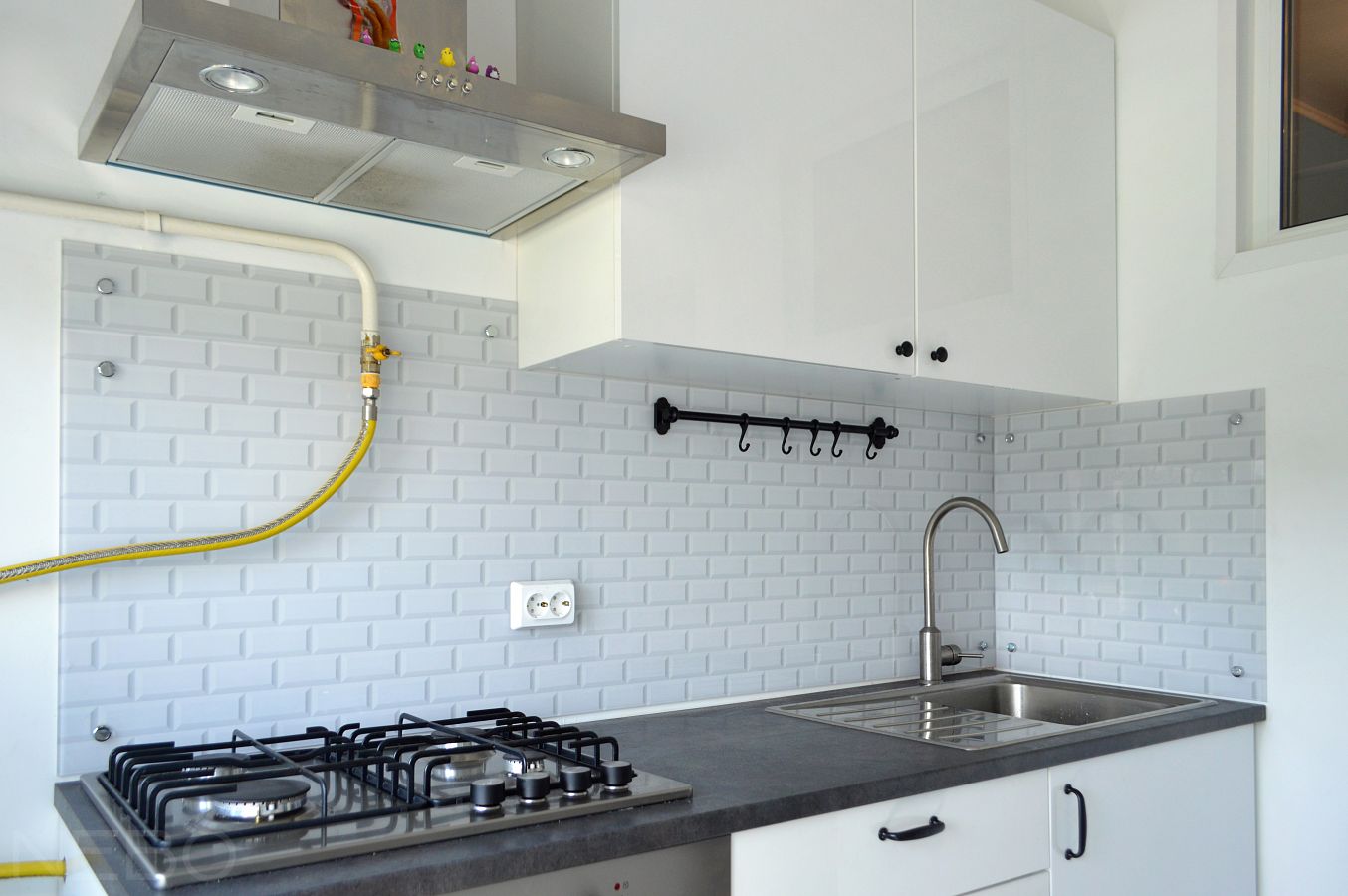 Скинали с имитацией белой плитки «кабанчик» с уменьшенными размерами кирпича