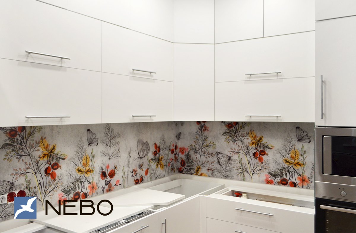 Скинали для белой кухни с полевыми цветами и бабочками в графическом стиле