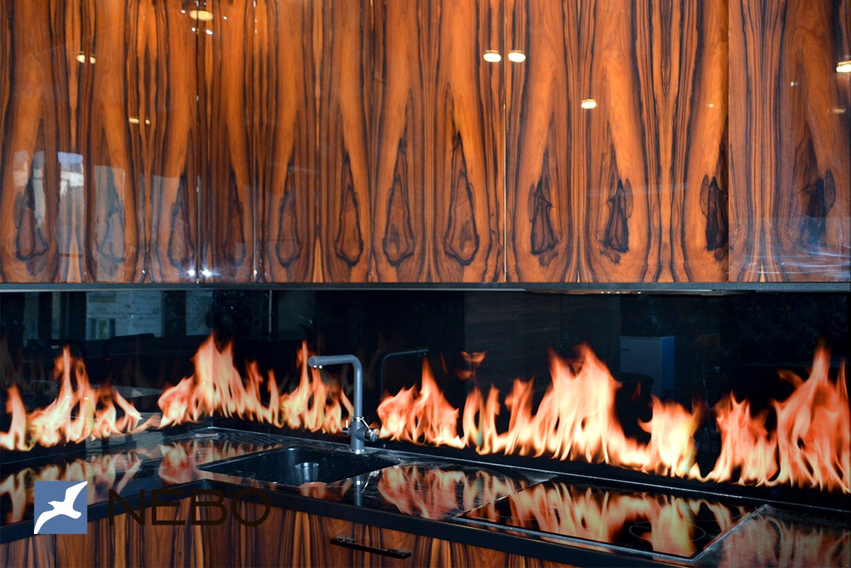 Фартук для кухни из закаленного стекла с огнем на черном фоне