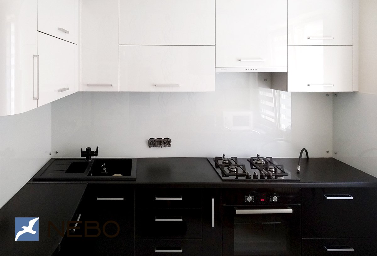 Белое закаленное стекло на фартук кухни с черными нижними и белыми верхними фасадами