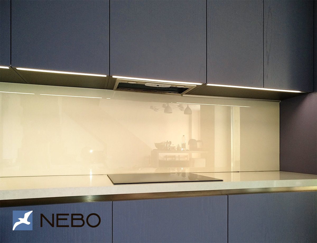 Однотонный фартук для кухни из закаленного стекла с окраской в NCS S 0510-Y