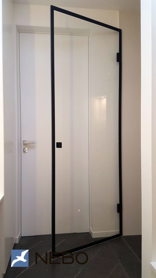 Стеклянная межкомнатная дверь без коробки в черном обрамлении и с черной фурнитурой