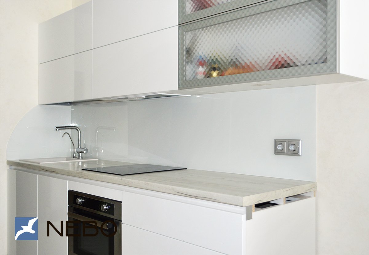 Белый стеклянный фартук с окраской в RAL 9003 для белой кухни со светлой древесной столешницей