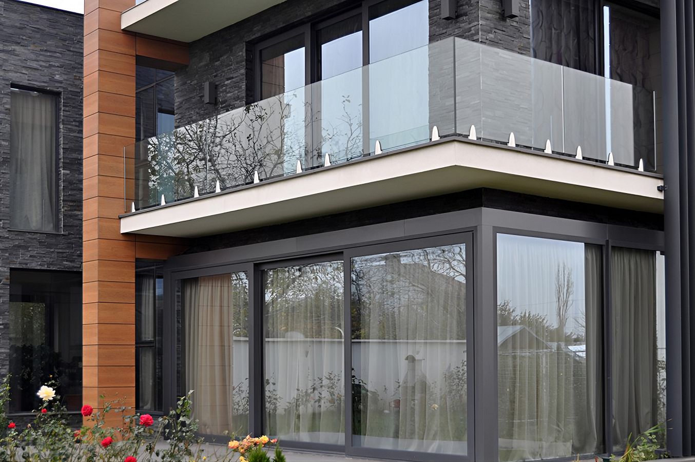 Стеклянное ограждение углового балкона без поручня с установкой на полуовальные мини-стойки