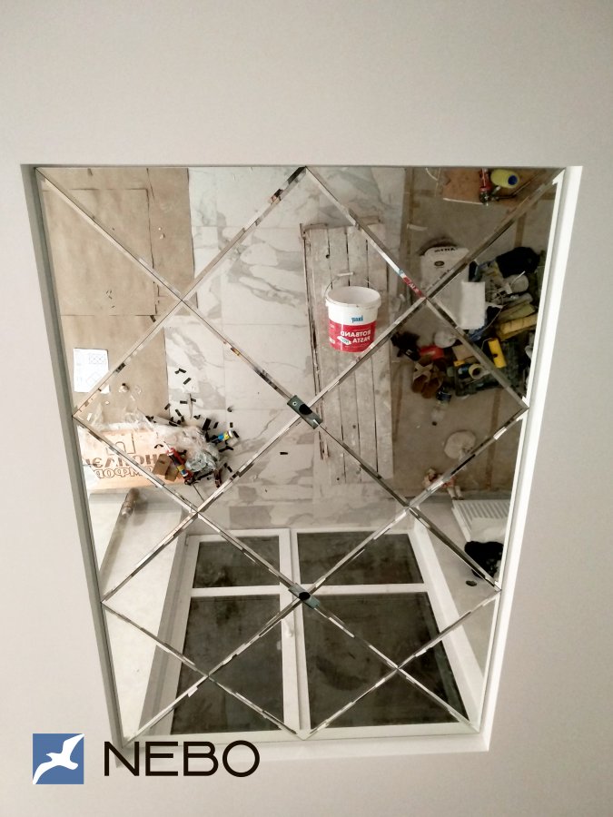 Зеркальная плитка ромбами с фацетом 10 мм в потолочную нишу на кухне