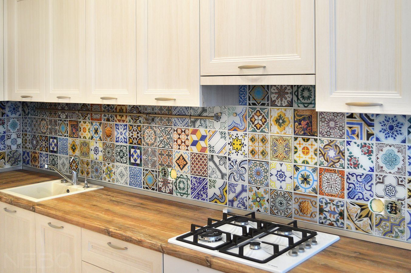 Фартук из стекла для рабочей зоны кухни с имитацией португальской плитки азулежу