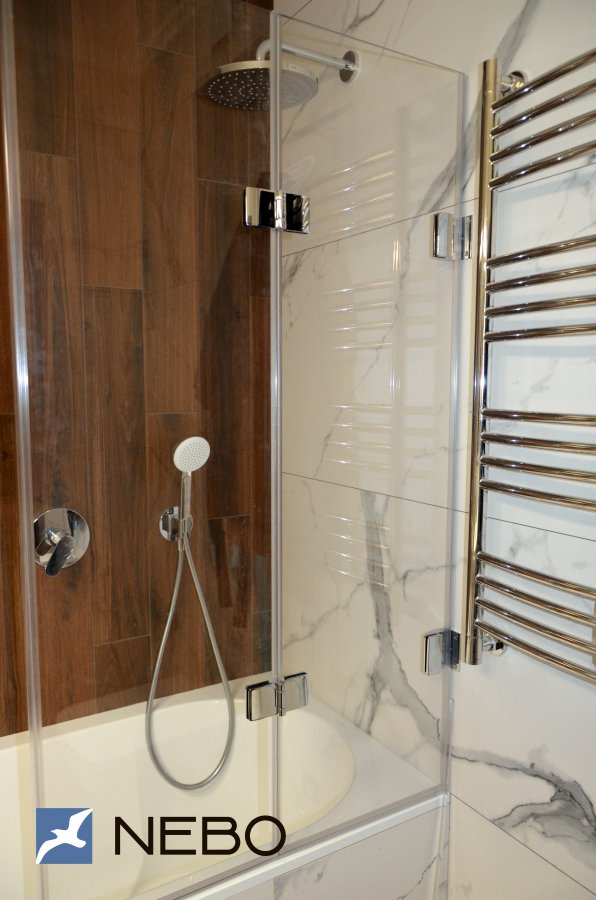 Складные двери-гармошка из прозрачного с установкой на ванну