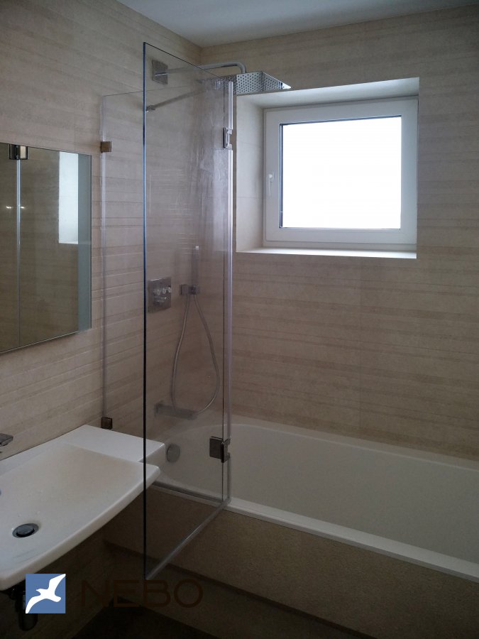 Распашная стеклянная шторка на ванну для частного дома