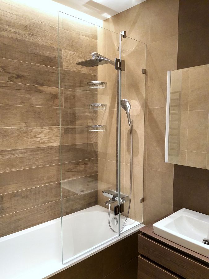 Шторка из стекла с распашной створкой для ванны