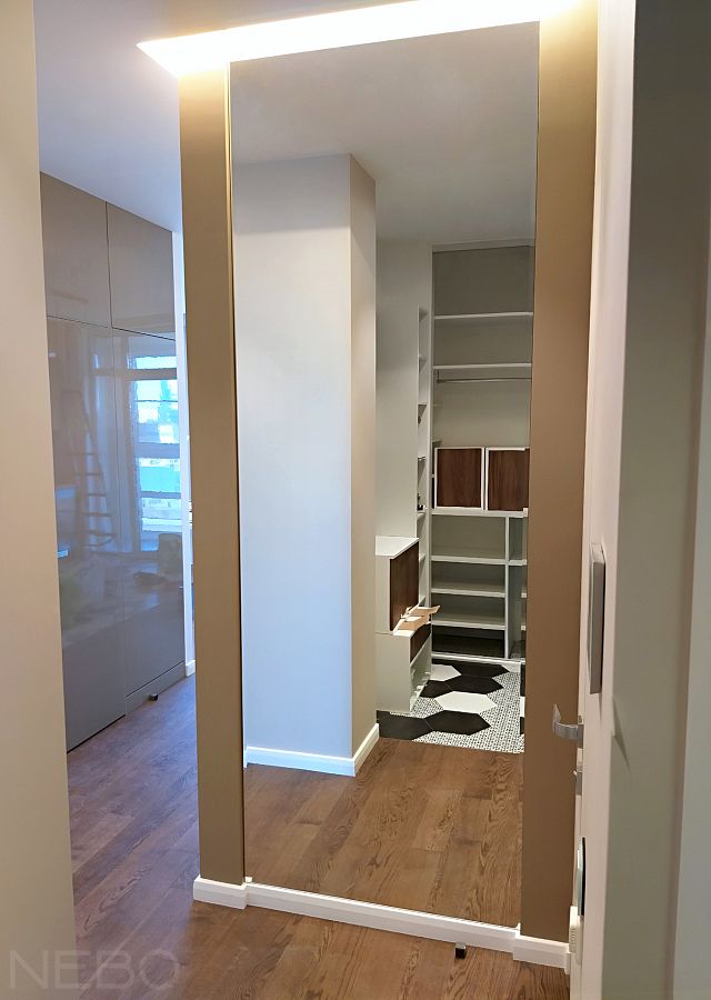 Зеркало от пола до потолка напротив гардеробной встроенное в небольшое углубление в стене