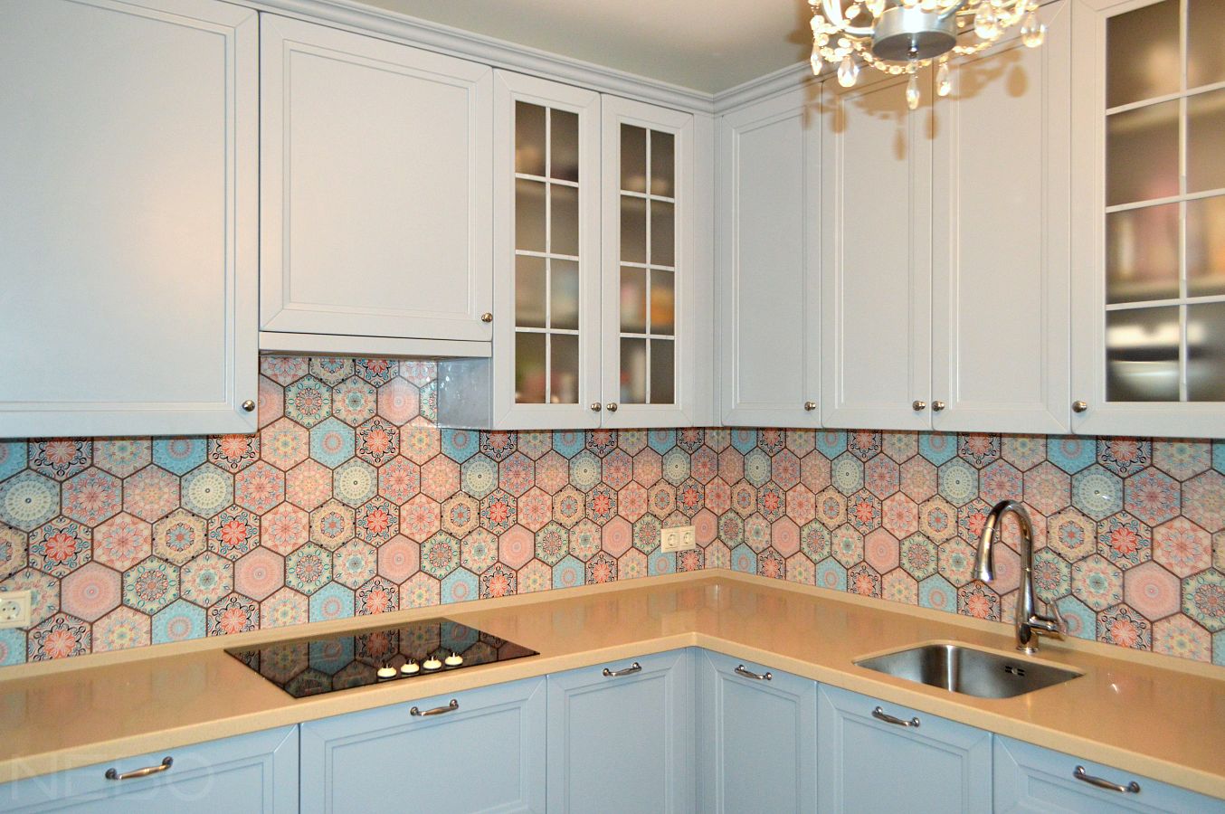 Стеклянный фартук с шестиугольной плиткой в стиле пэчворк для классической кухни