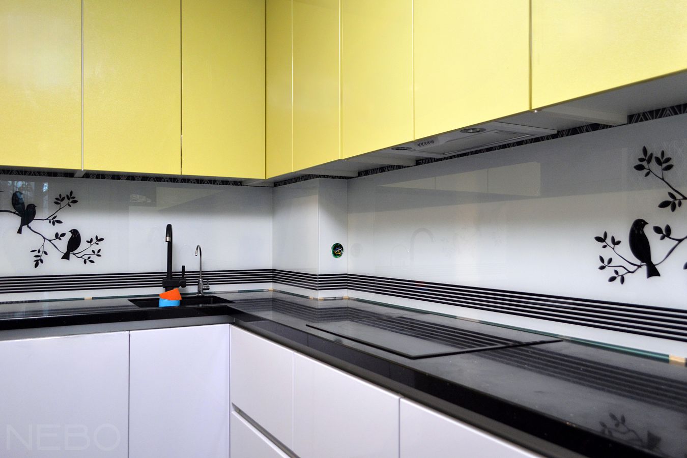 Скинали из закаленного стекла для кухни с желтыми верхними и белыми нижними фасадами