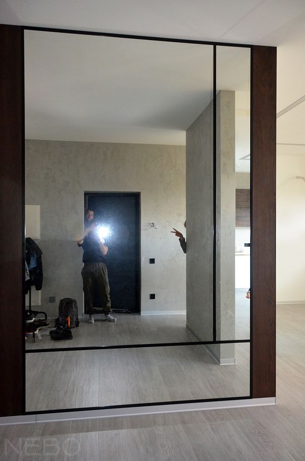 Большое зеркало в прихожую с черными разделениями