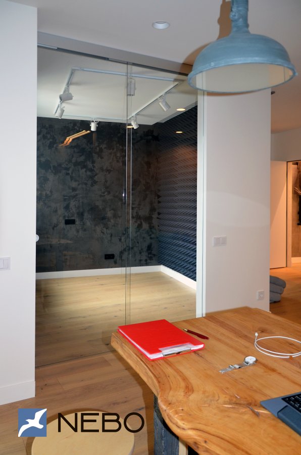 Раздвижная перегородка из прозрачного стекла в системе Hafele для квартиры