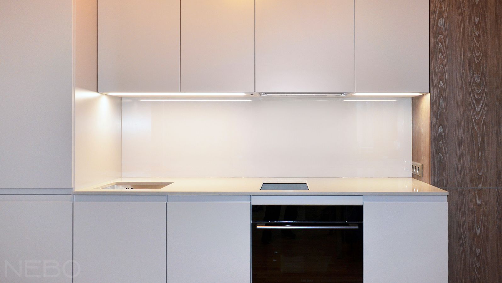 Стеклянный однотонный фартук для современной кухни