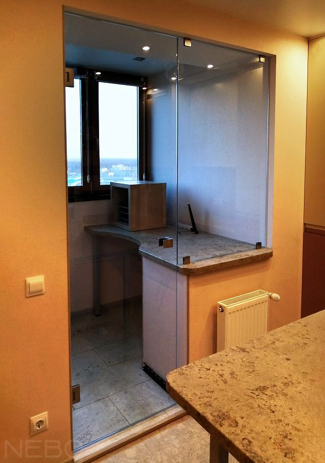 Стеклянная перегородка с дверью между кухней и балконом для зонирования кабинета в квартире