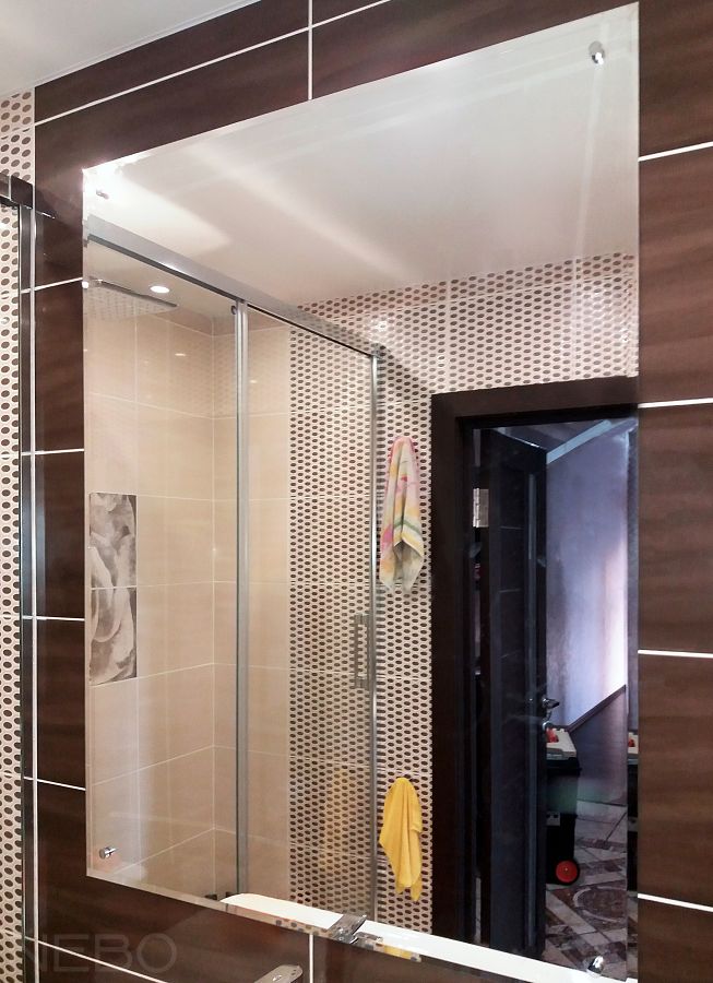 Прямоугольное зеркало с фацетом и сквозным креплением в ванную над раковиной