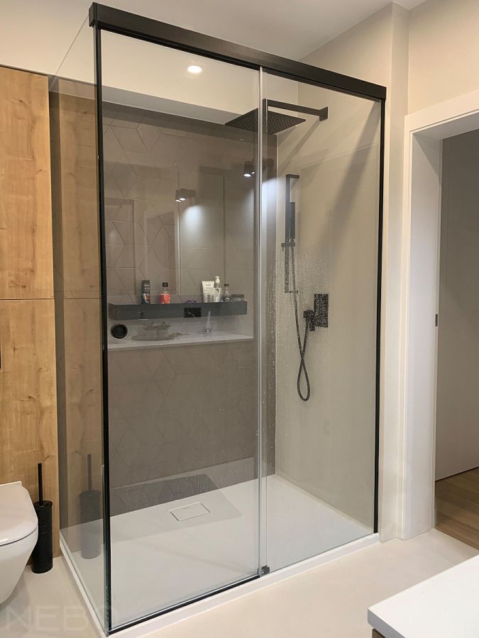 Угловая душевая с одной раздвижной дверью в системе с закрытым треком в черной матовой отделке