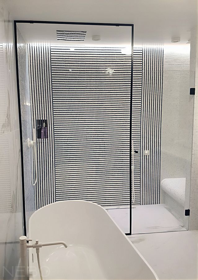 Стеклянное ограждение в черном профиле с распашной дверью для душа со скамьёй