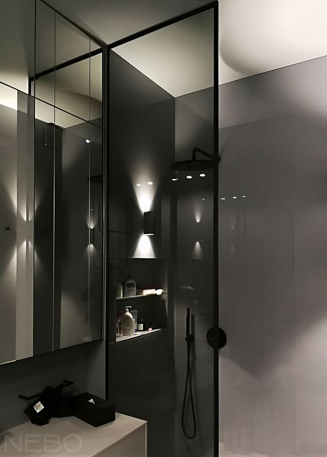 Душевая перегородка от пола до потолка из графитового стекла с обрамлением в черный профиль