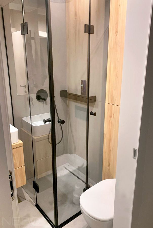 Угловая душевая с одной складной дверью-гармошкой и одной распашной в очень маленький санузел