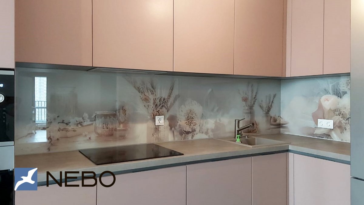Скинали с изображением стеклянных ваз и цветов для кухни с бежевыми фасадами