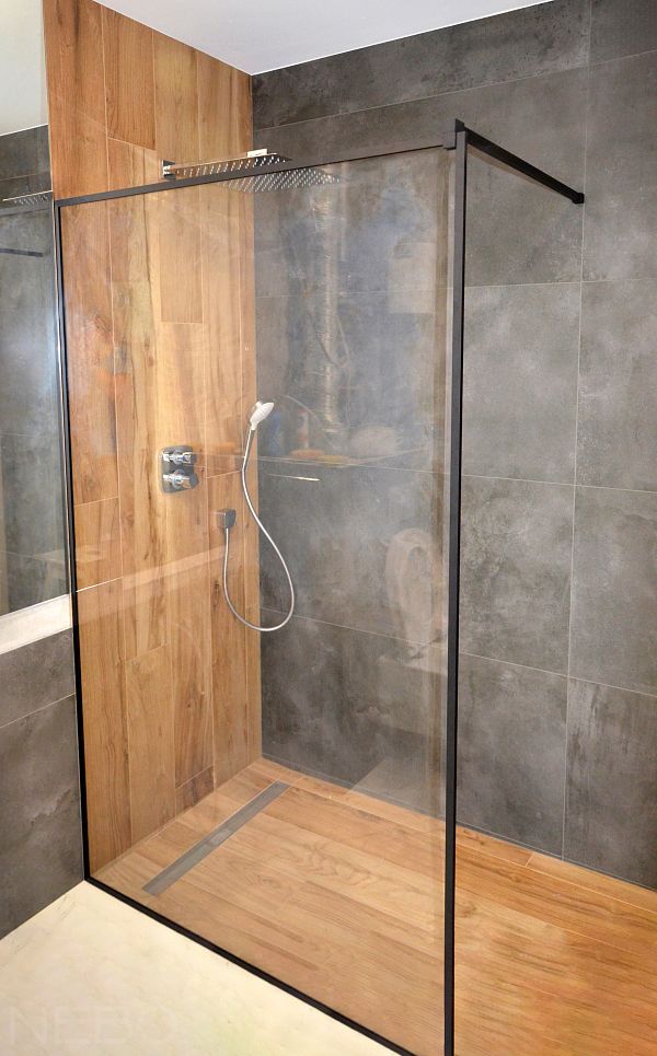 Душевое ограждение на пол в черном матовом алюминиевом профиле со стабилизационной штангой