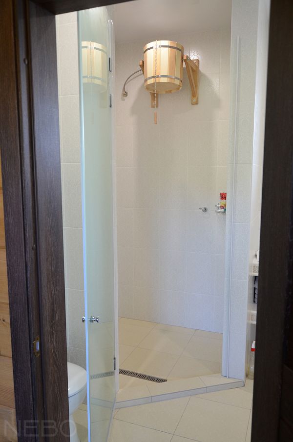 Стеклянная дверь в душевую с обливным ведром в частном доме