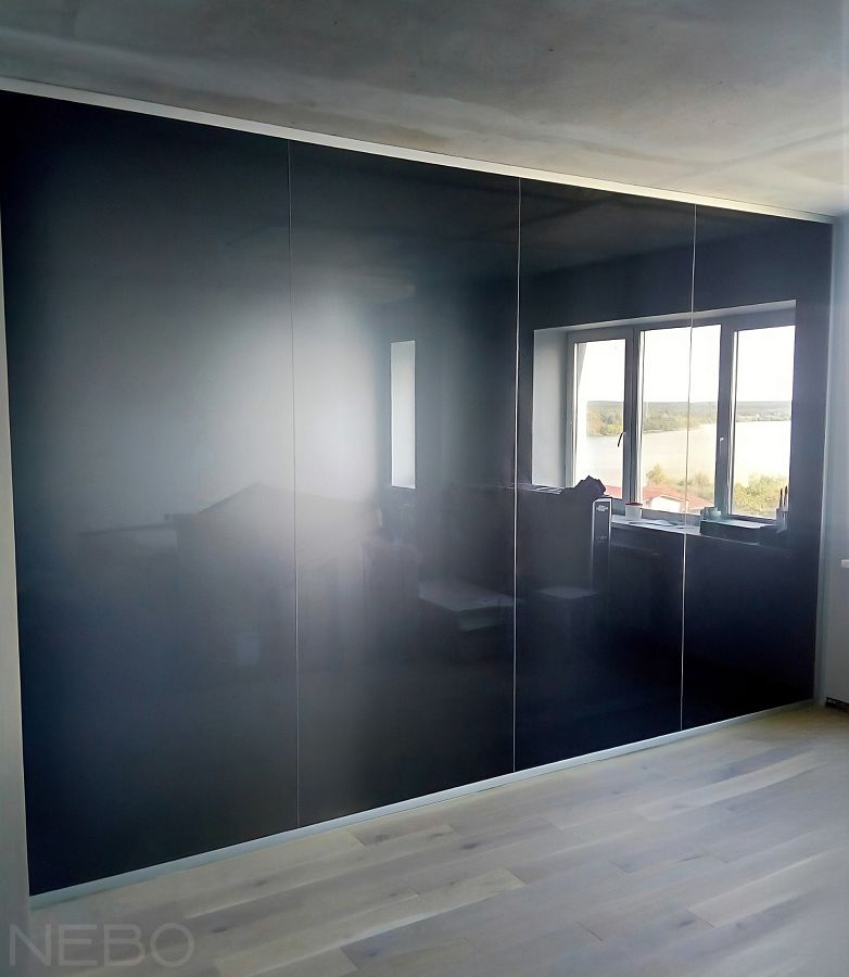 Стеклянная стена в квартире между кухней и гостиной для зонирования и улучшения освещенности