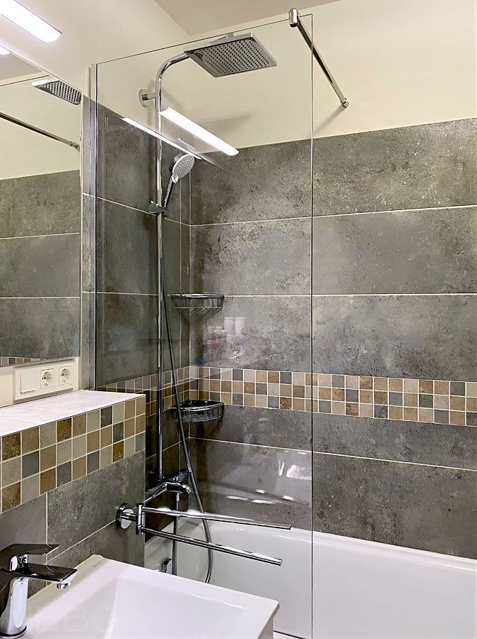 Перегородка на ванну из прозрачного осветленного стекла для защиты тумбы от брызг