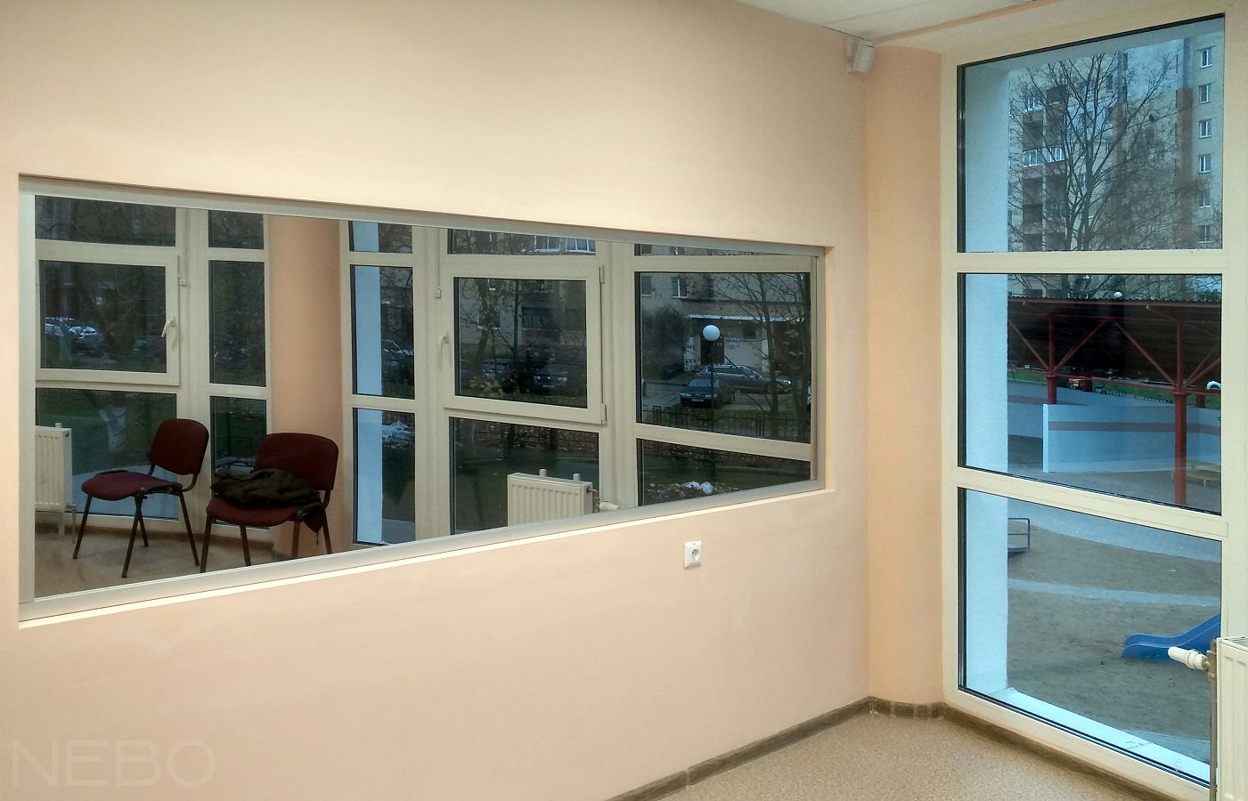 Зеркало Гезелла в оконной перегородке в детском саду в кабинете педагога-психолога